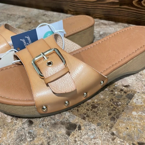 Women’s Sandals - Picture 3 of 8